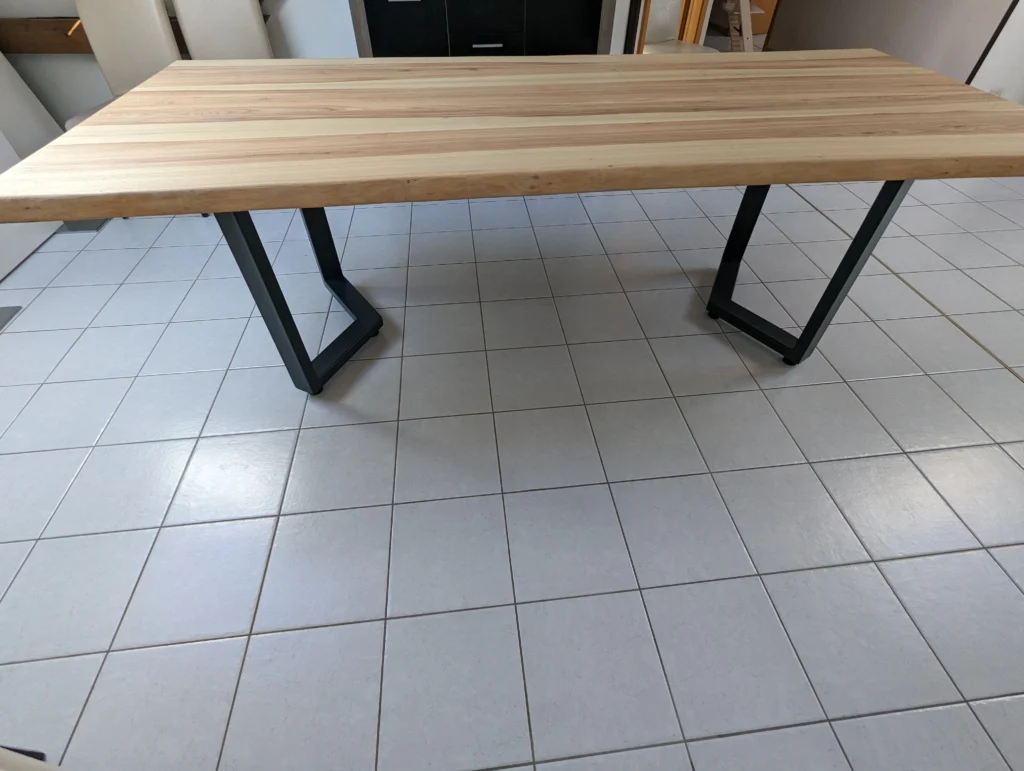 Table frêne olivier de profil