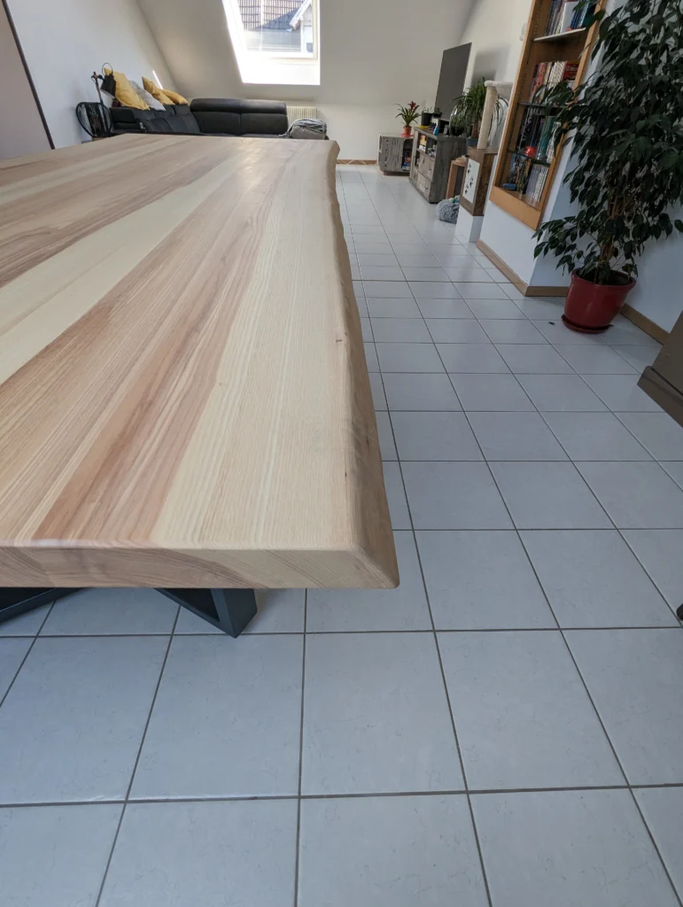 Table frêne olivier vue du plateau