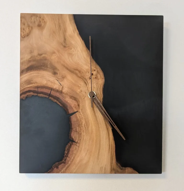 Horloge murale bois platane et résine époxy noir