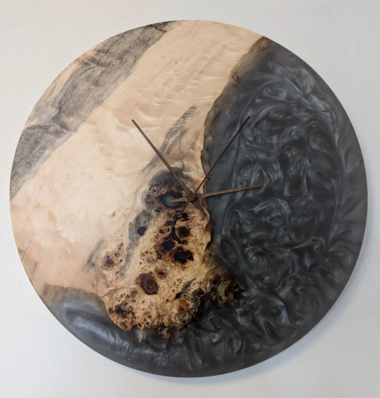 Horloge murale bois massif et résine époxy ronde